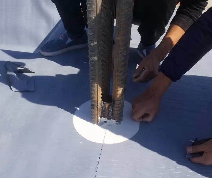 高分子預(yù)鋪防水卷材的施工及節(jié)點處理(圖3) 高分子預(yù)鋪防水卷材的施工及節(jié)點處理(圖3)
